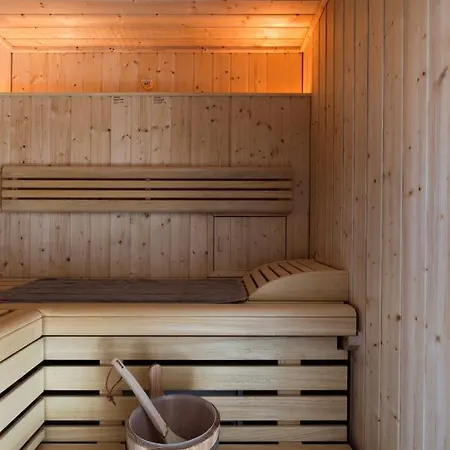 Reetdorf Geltinger Birk Kuenstlerkate Eisvogel * Nieby (Nieby, Schleswig-Flensburg)